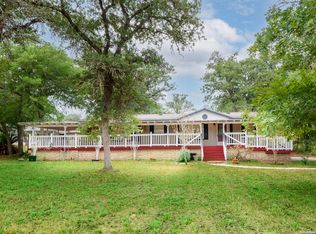 140 Oak Hill Rd, La Vernia, TX 78121