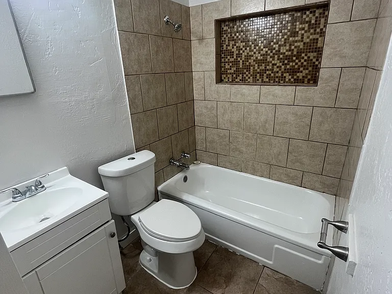 2406 NW 4th St — Photo 6
