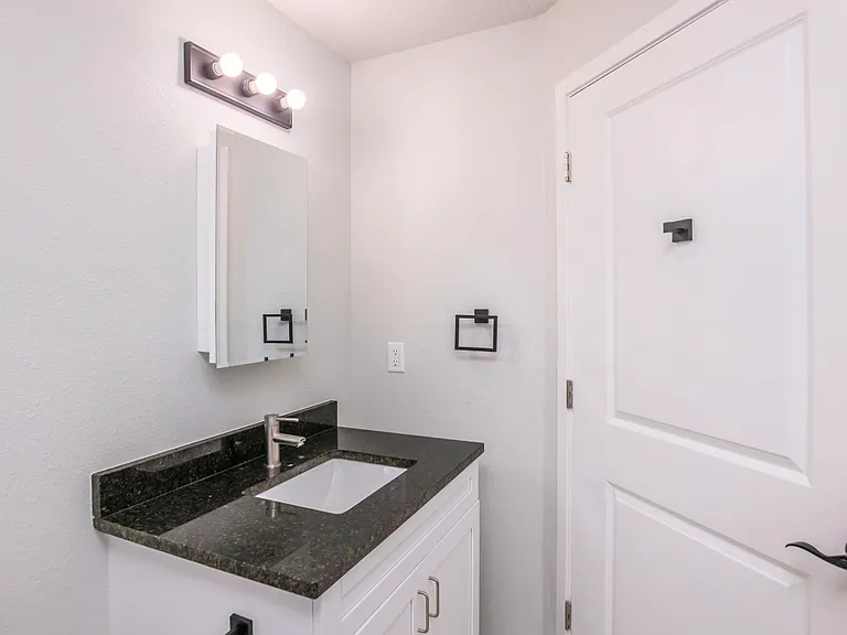 Sandcastle Manor Apartments — Photo 19