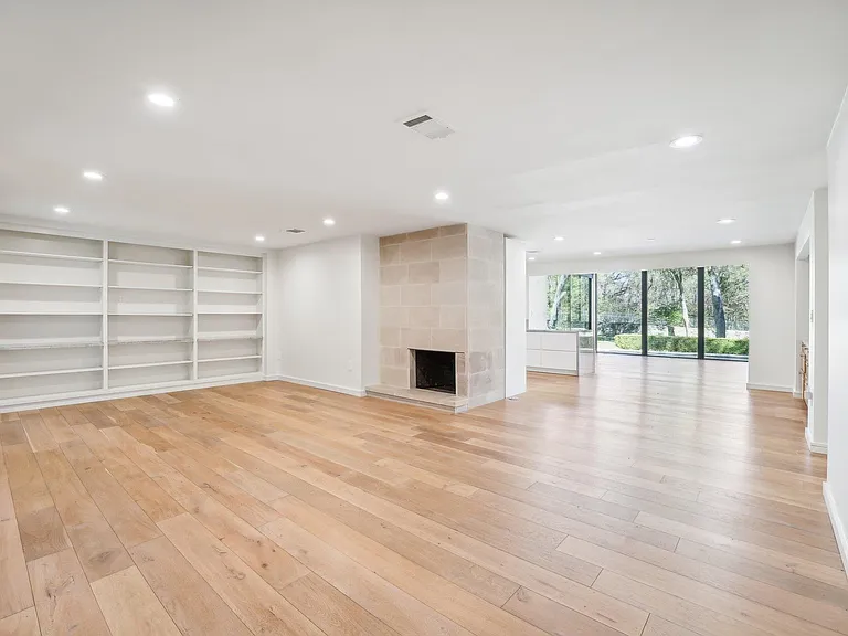 3927 Balcones Dr — Photo 11