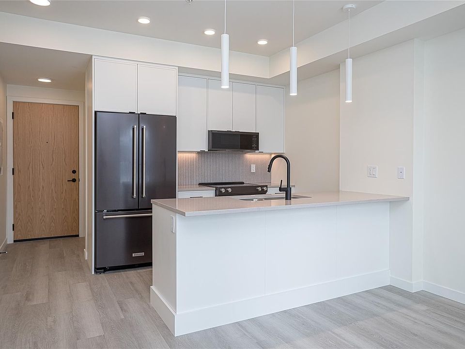 1st image of 1102 Esquimalt Rd #304