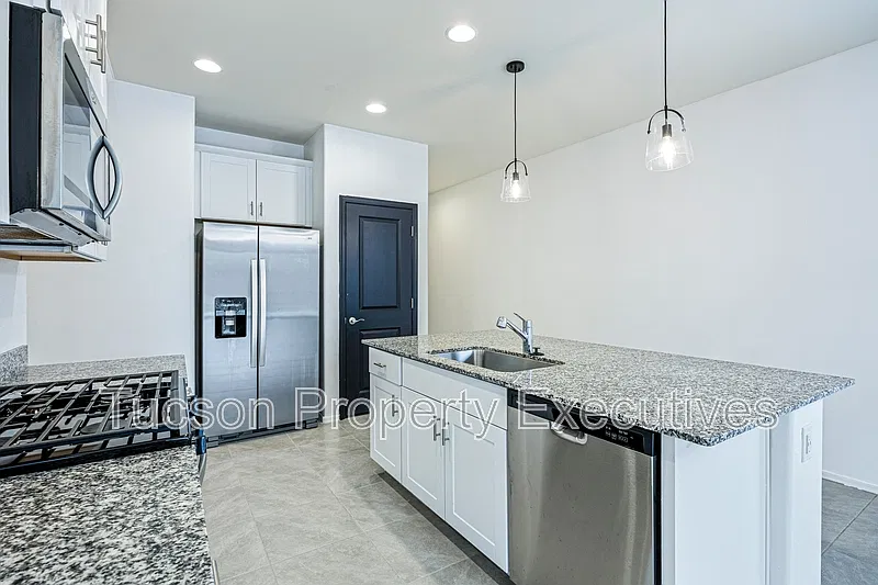 3 bed, 2.0 bath, 1327 sqft, $2,100 — Photo 4
