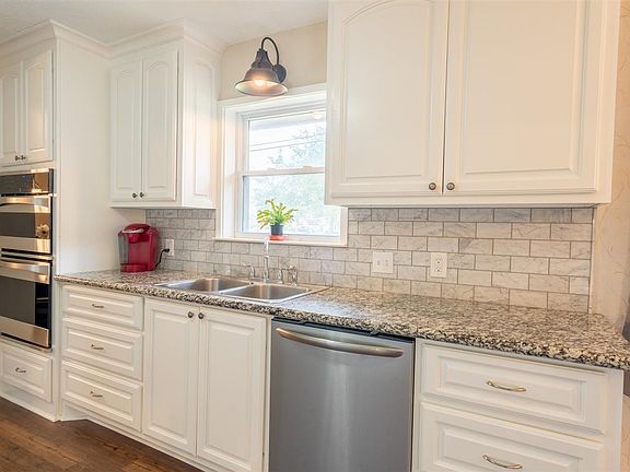 4th image of 1605 Camelot St