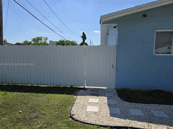 965 NW 10th St, Florida City, FL 33034