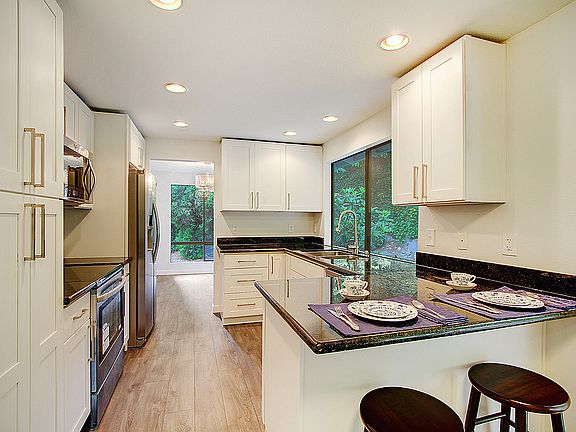 4th image of 1004 176th Ave NE