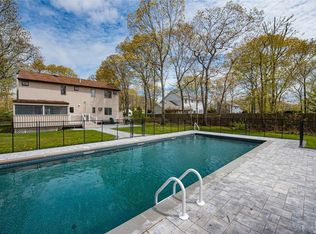 20 Long Ln, Hampton Bays, NY 11946