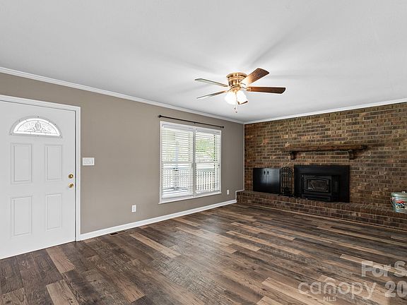 3rd image of 613 W Doc Garris Rd