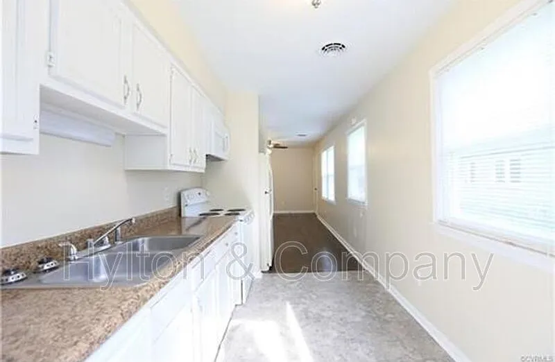 3 bed, 1.0 bath, 819 sqft, $1,560 — Photo 2