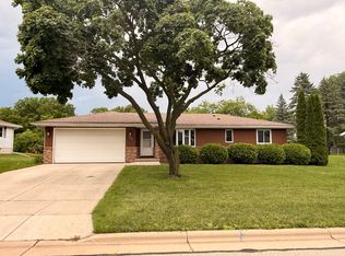 205 Hilltop Cir, Brooklyn, WI 53521