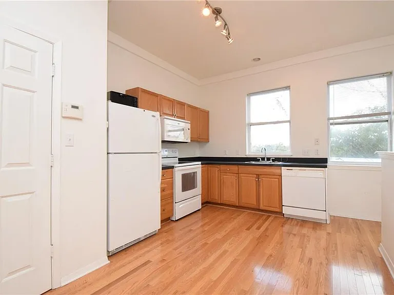 2102 Greenwood Ave #B — Photo 5