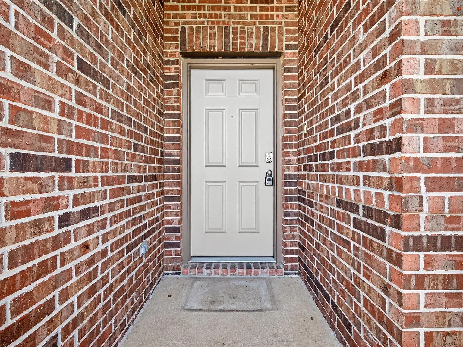 3 bed, 2.0 bath, 1339 sqft, $2,100 — Photo 2