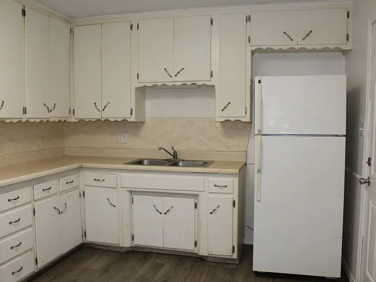 3800 Woodside Dr — Photo 6