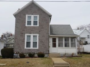 208 W Avon St, Freeport, IL 61032