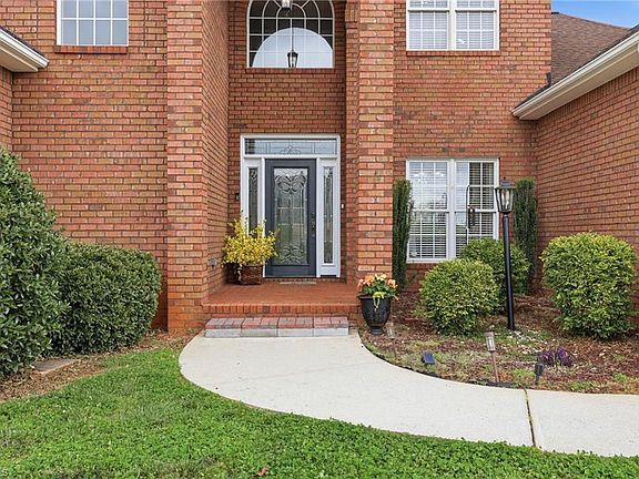 3rd image of 48 Oakdale Dr
