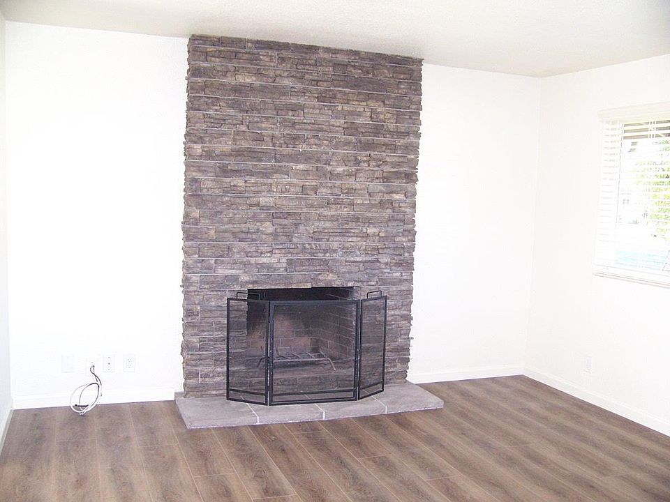 2nd image of 952 Castlewood Dr APT 1