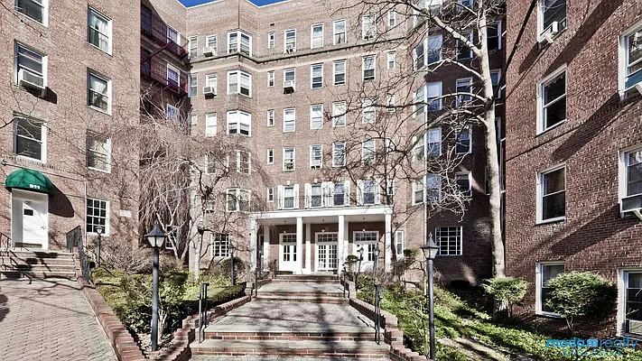 Sold by Moda Realty | media 11