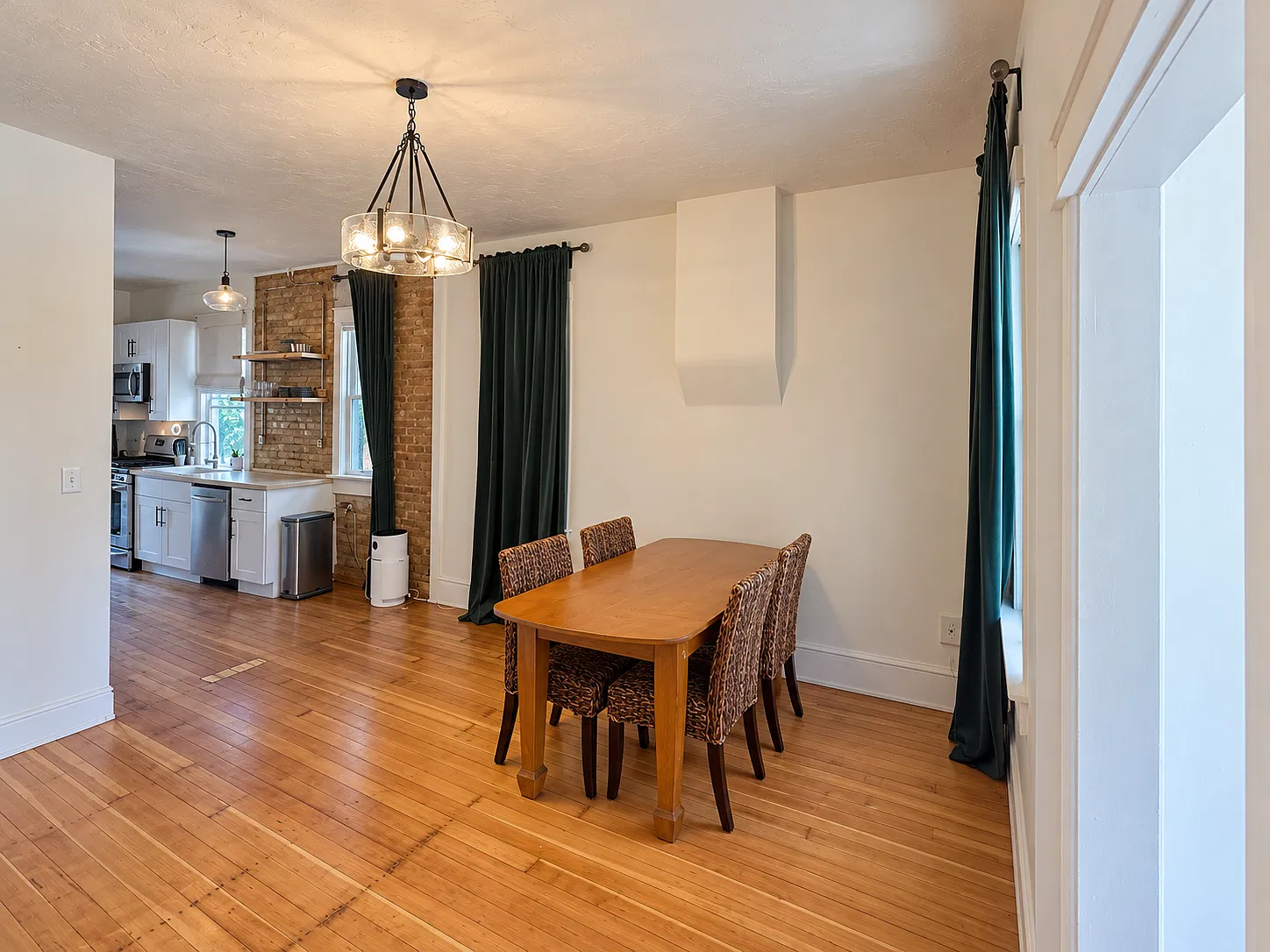 3 bed, 1318 sqft, $3,900 — Photo 3