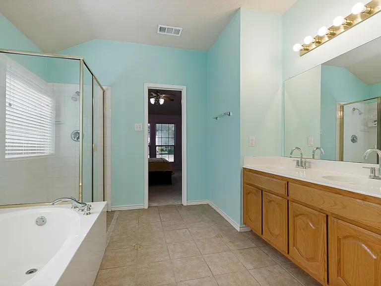 1524 Summerfield Dr — Photo 2