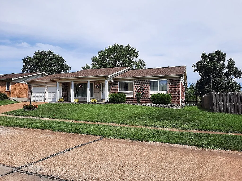 2817 Amberglow Dr photo 1