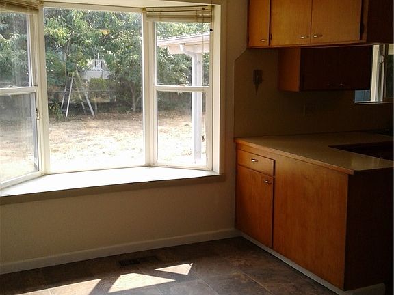 5th image of 2530 25th St SE
