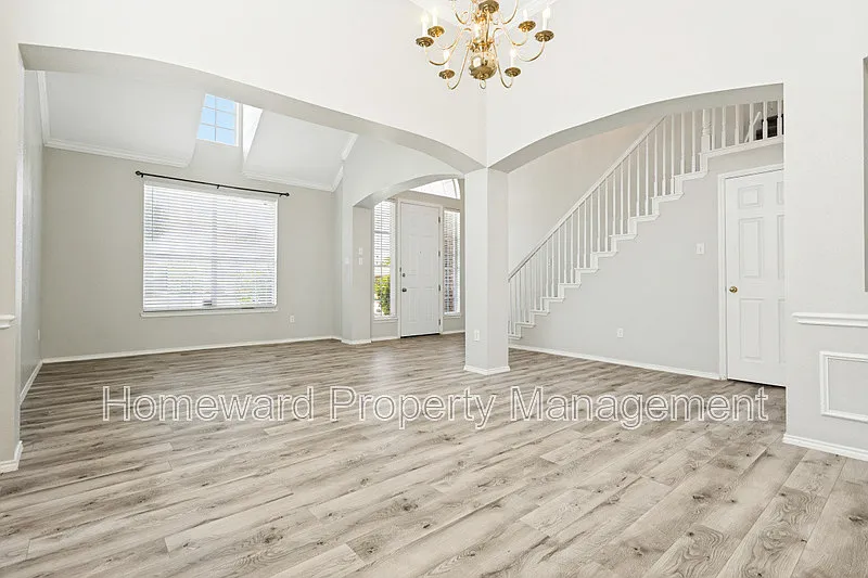 4 bed, 2.5 bath, 2688 sqft, $2,950 — Photo 3