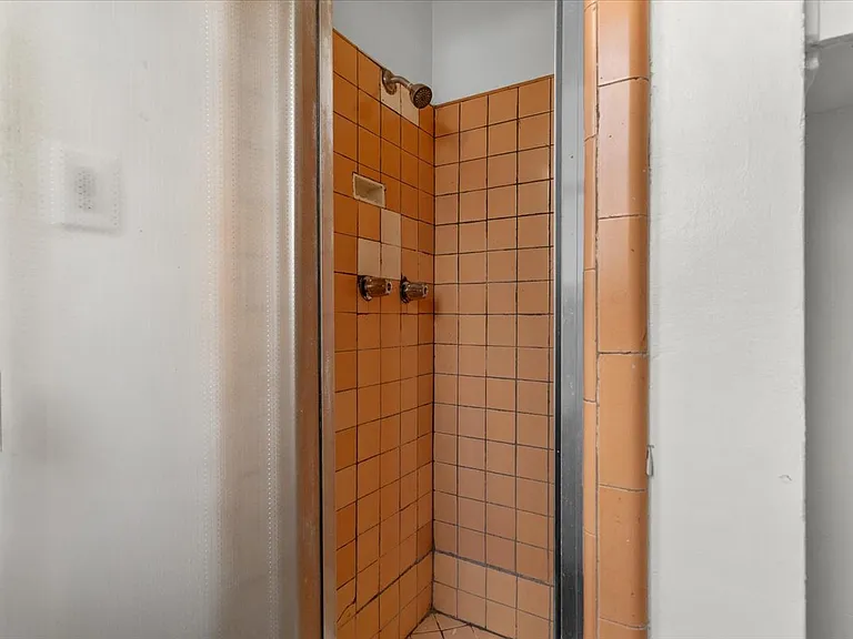 1032 S Redondo Blvd — Photo 11
