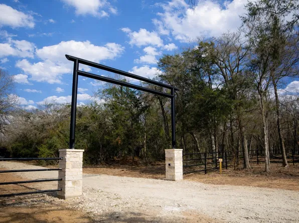 12320 Red Hill Rd, Hearne, TX 77859