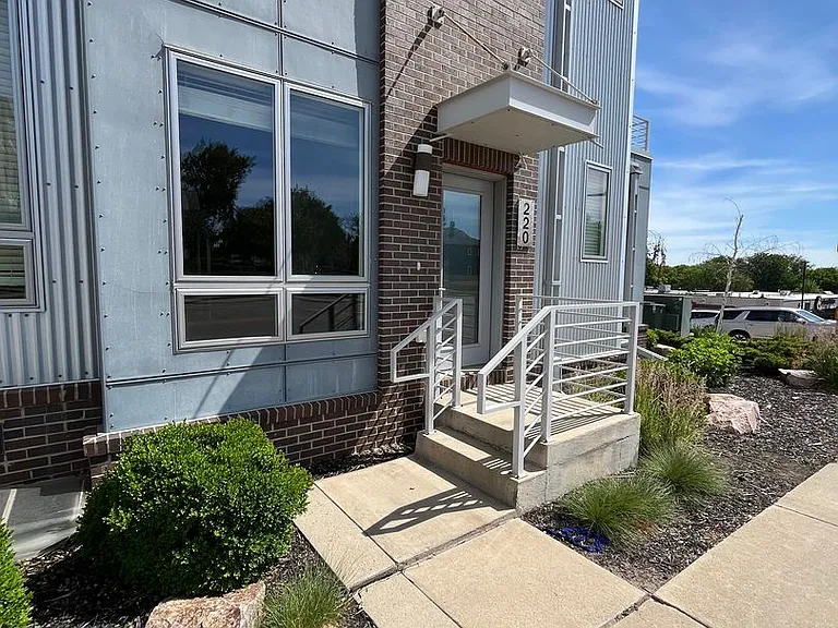 220 E 14th St — Photo 2