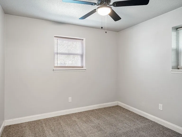 423-427 Maple Blvd — Photo 30