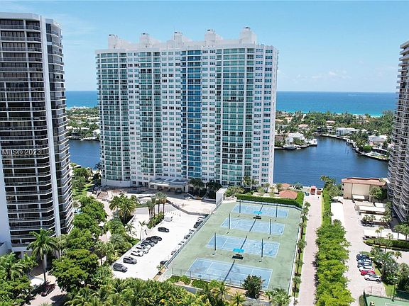 4th image of 20201 E Country Club Dr APT 510
