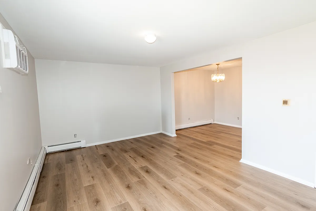 Entry into living room - Colonial Gardens