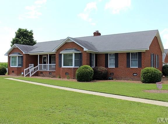 3rd image of 716 Edgewood Dr