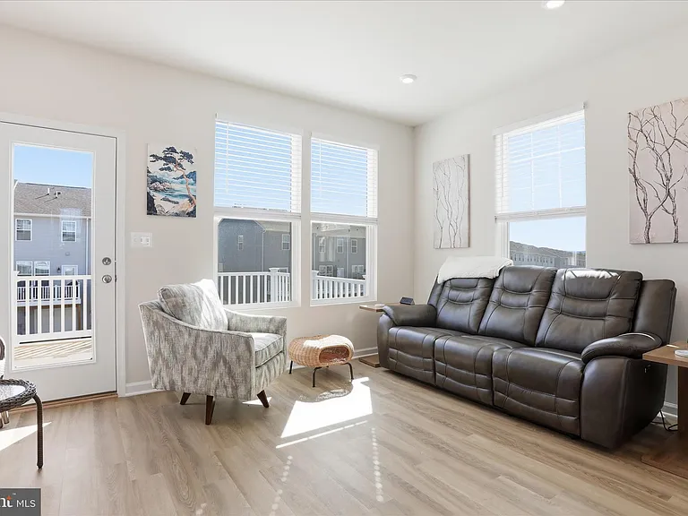 163 Anthem St — Photo 9