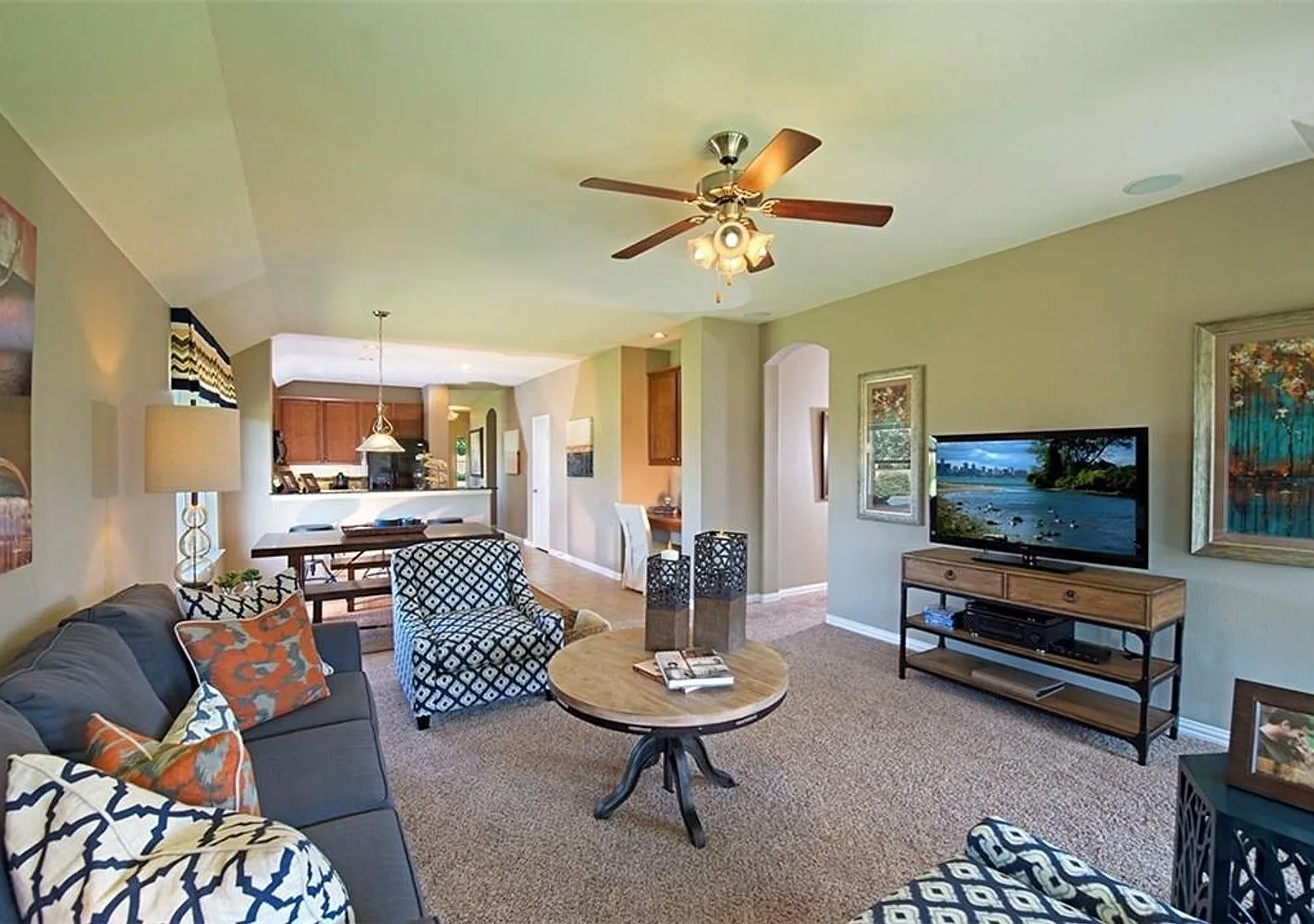 Family room with gorgeous view. kitchen,nook,laundry areas — Photo 4
