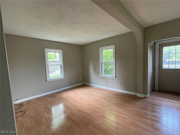 3rd image of 2256 Eastwood Ave