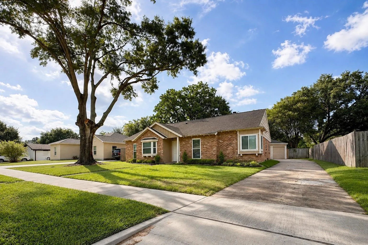 3 bed, 2.0 bath, 1726 sqft, $2,200 — Photo 2