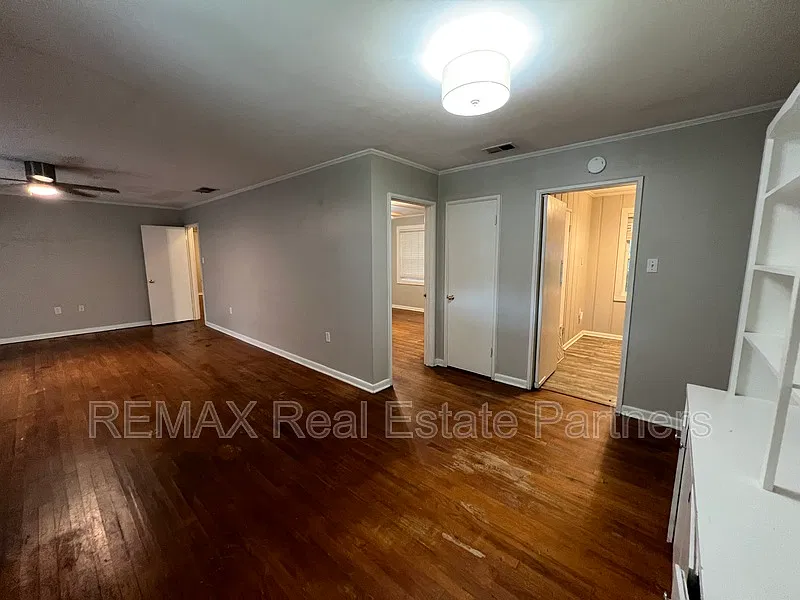 3 bed, 1.5 bath, 1200 sqft, $1,300 — Photo 3