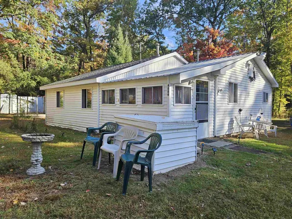4886 Maplewood St, Harrison, MI 48625