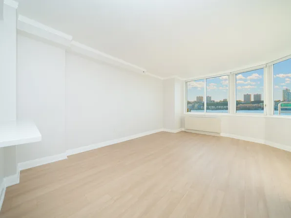 140 Riverside Boulevard image 2 of 21