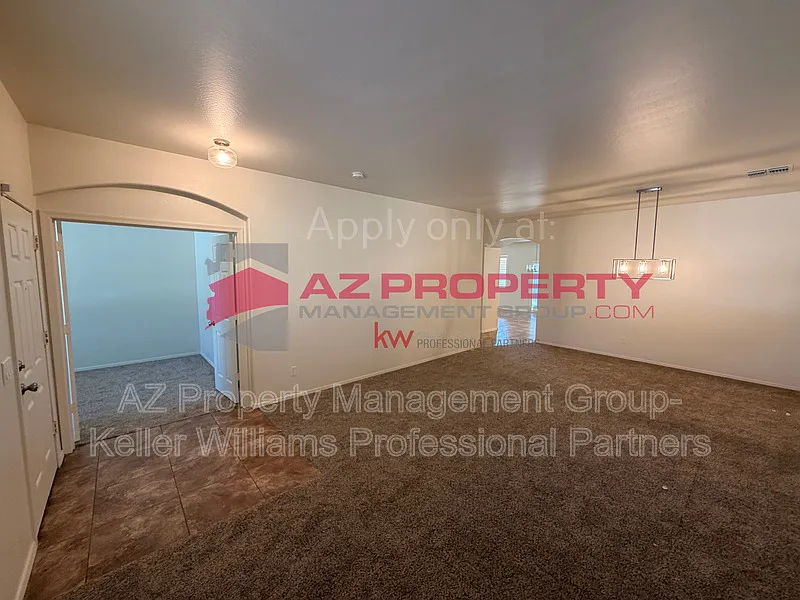 5 bed, 2.5 bath, 3694 sqft, $2,650 — Photo 3
