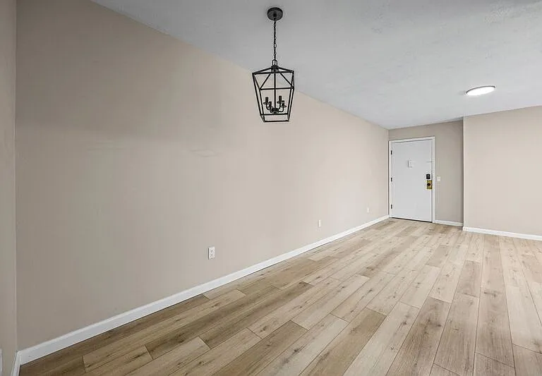 Holcomb Village Apartments — Photo 10