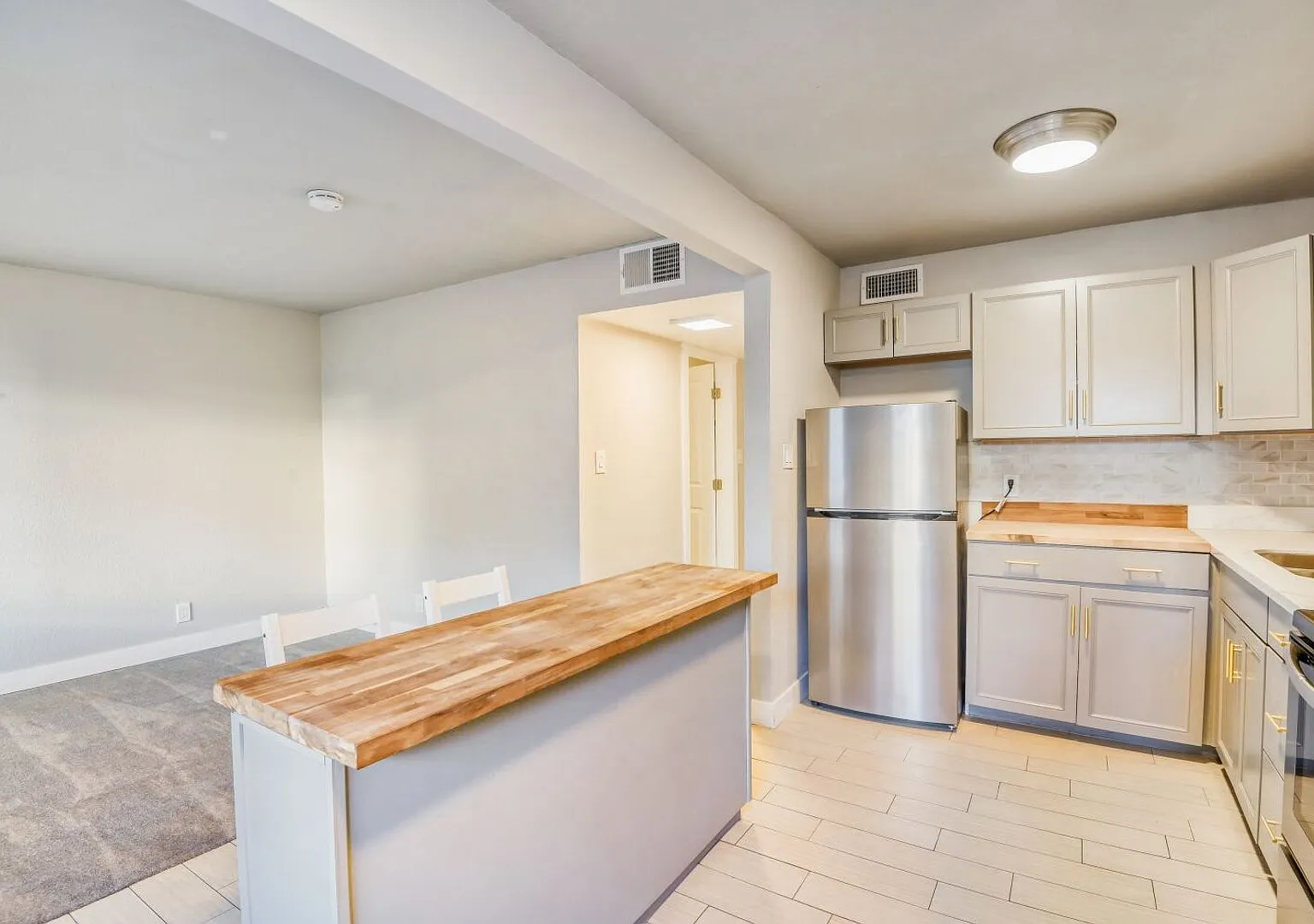 Move In Special - First Month's Rent Is Free - Upgraded 1 Bedroom Condo Near Freeway With Communi... — Photo 4