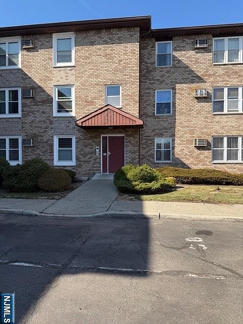 1st image of 74 Riverview Ct