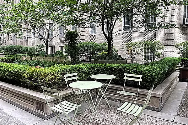 Rented by Coldwell Banker Warburg | media 11