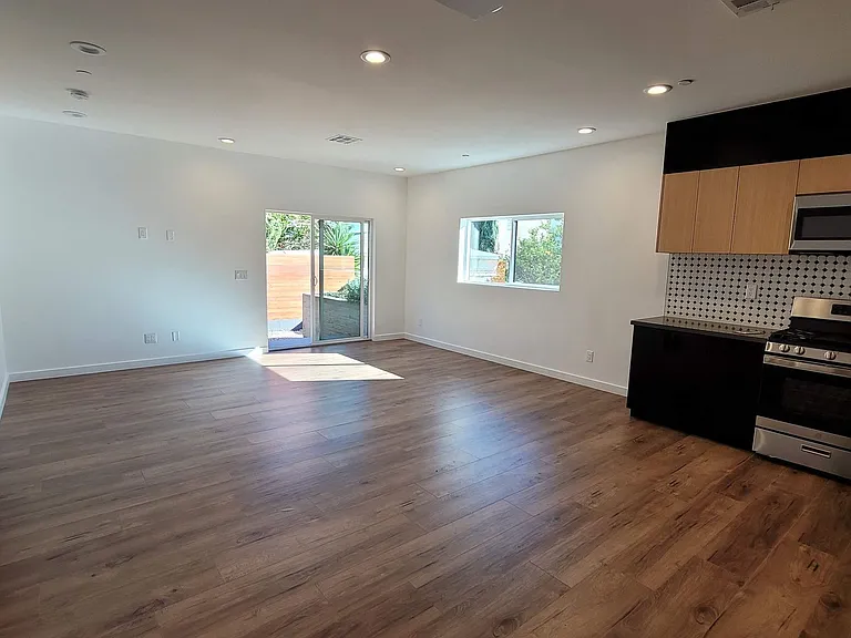6034 Craner Ave — Photo 6
