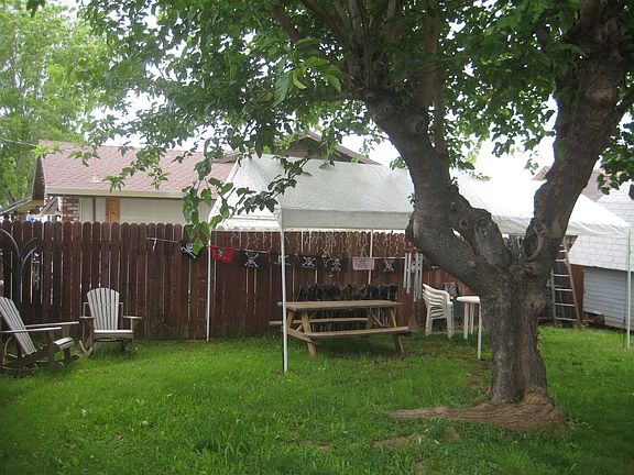 sideyard entertaining area