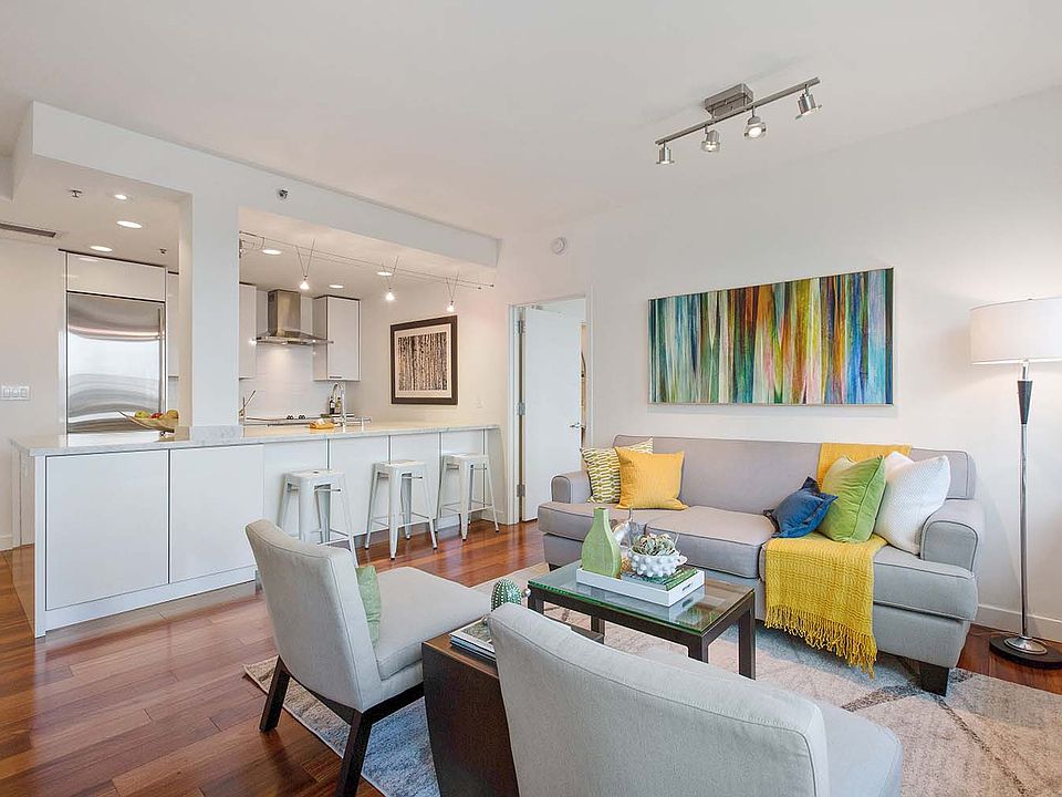 1st image of 260 King St Unit 877
