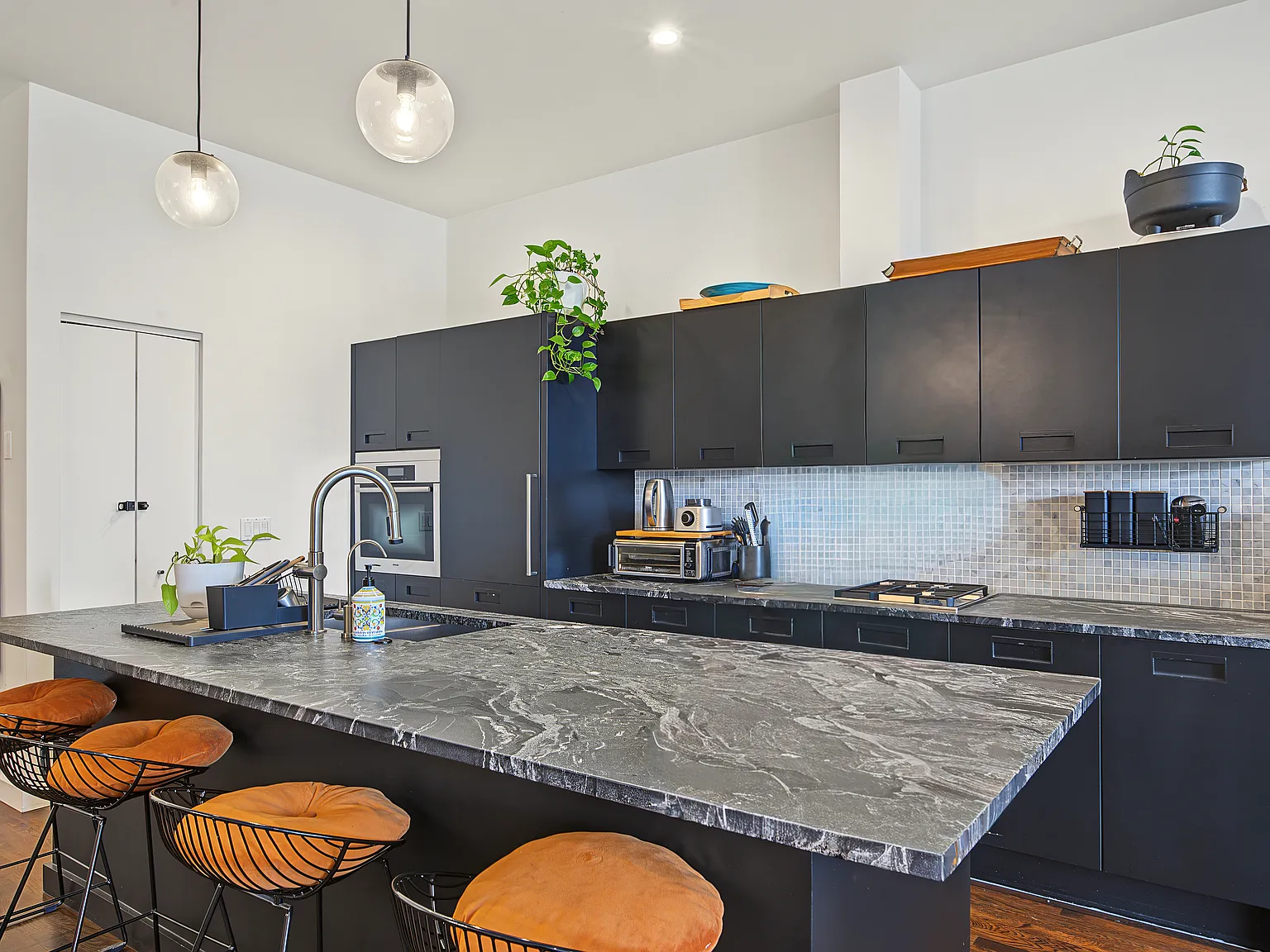 2 bed, 1800 sqft, $4,000 — Photo 3