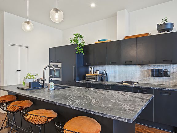 3rd image of 1711 W Division St APT 202