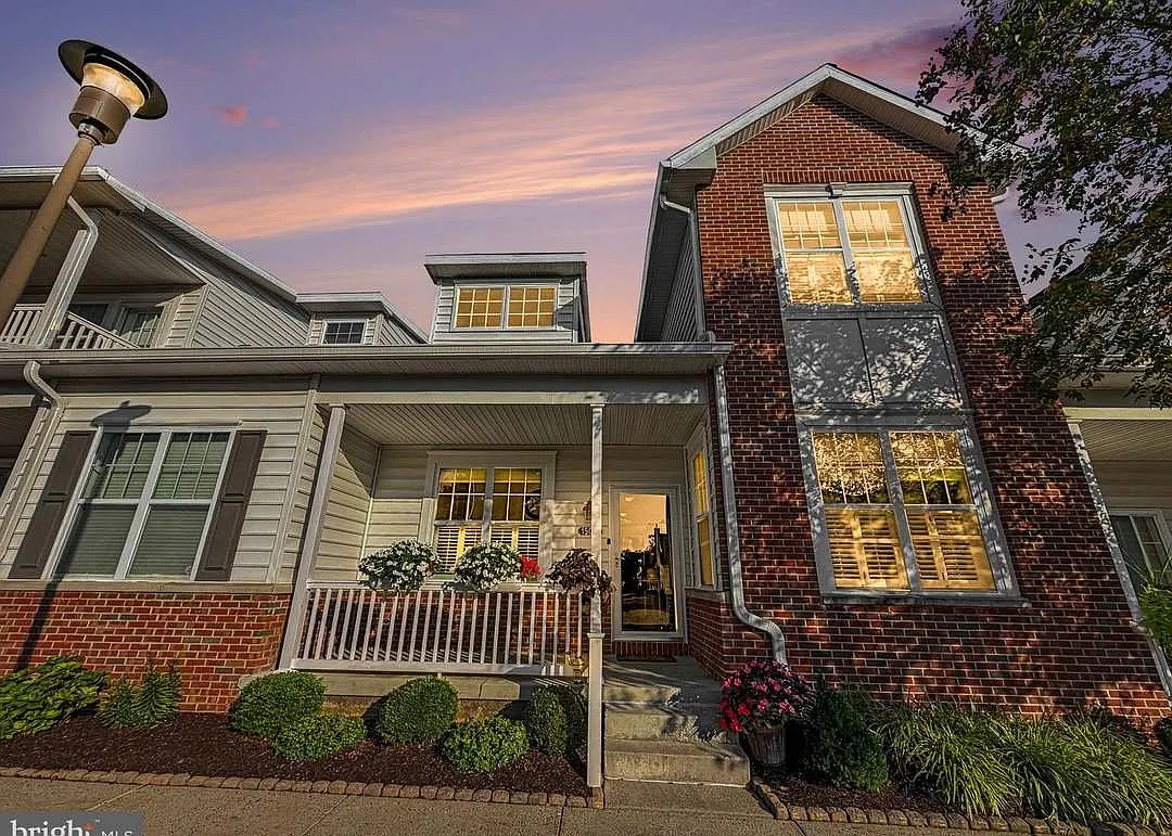 Exceptional 2-bedroom, 2.5-bath home at The Arbours — Photo 2
